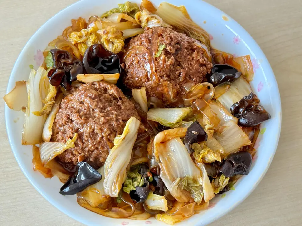 白菜粉条烩狮子头成品图