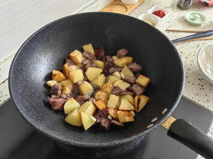 干锅土豆牛肉粒 第 7 步