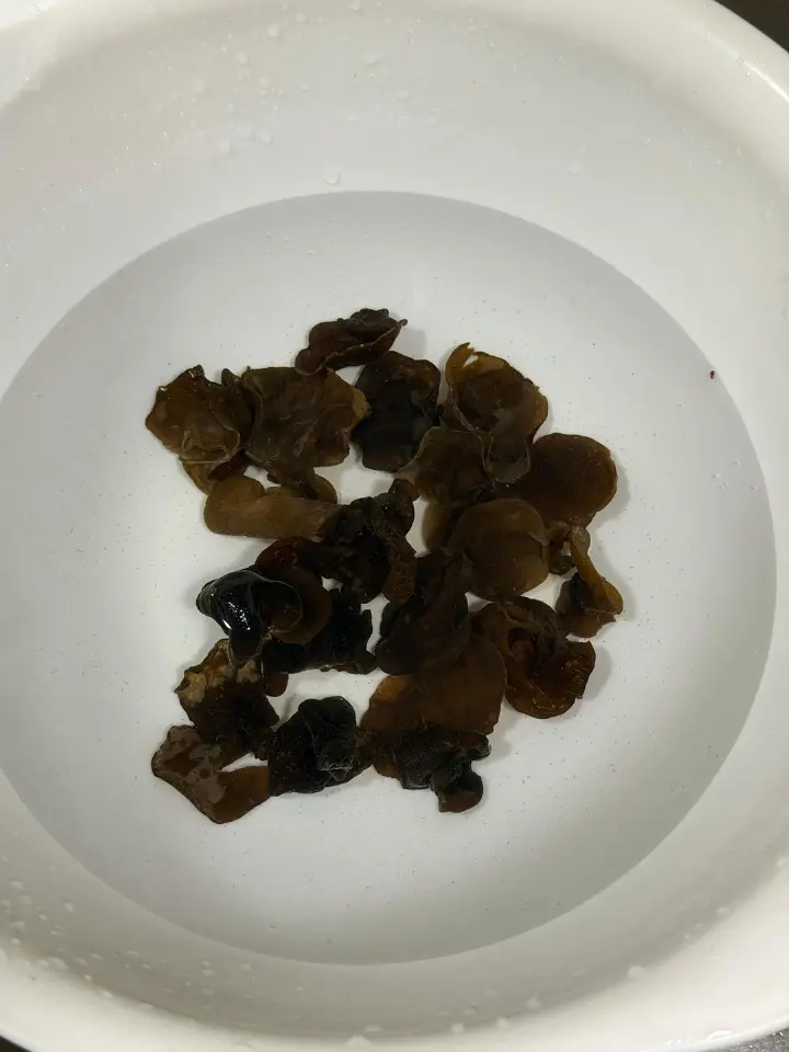 莴笋木耳炒肉片 第 2 步
