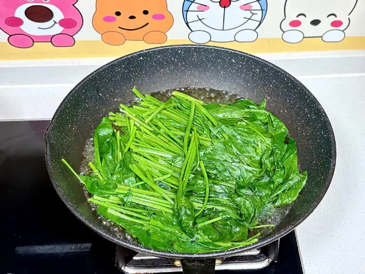核桃仁拌菠菜 第 4 步