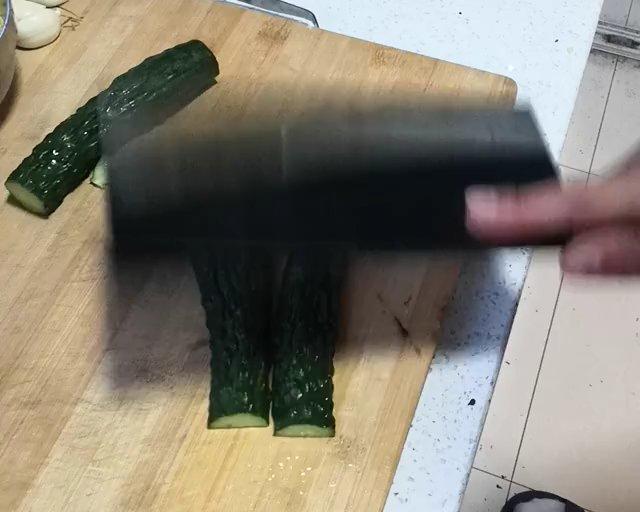 凉拌黄瓜豆腐干 第 1 步