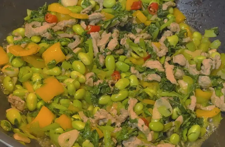 腌菜花毛豆米炒肉丝 第 6 步