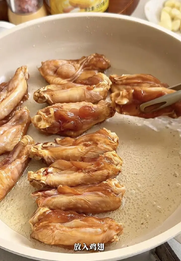 口蘑煎鸡翅 第 4 步