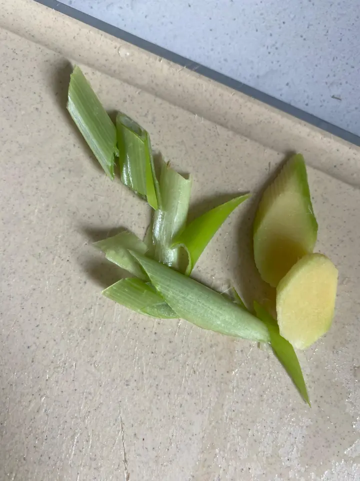 五花肉炒白菜香菇 第 4 步