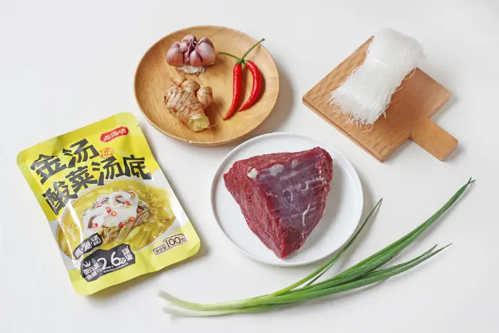 金汤酸菜粉丝牛肉 第 1 步