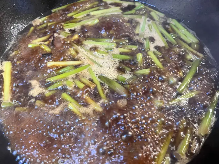 蒜苔腊肠焖面 第 11 步