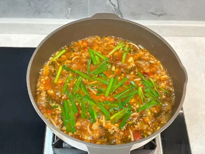 酸菜肉末米线 第 9 步
