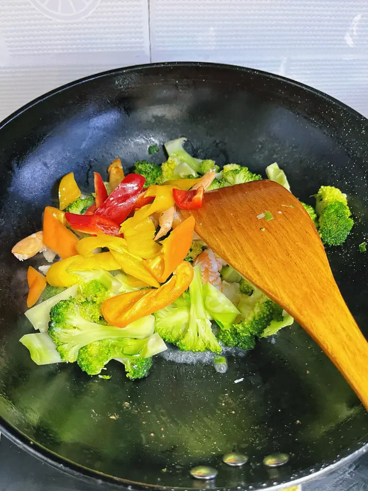 彩椒西兰花炒虾仁 第 3 步