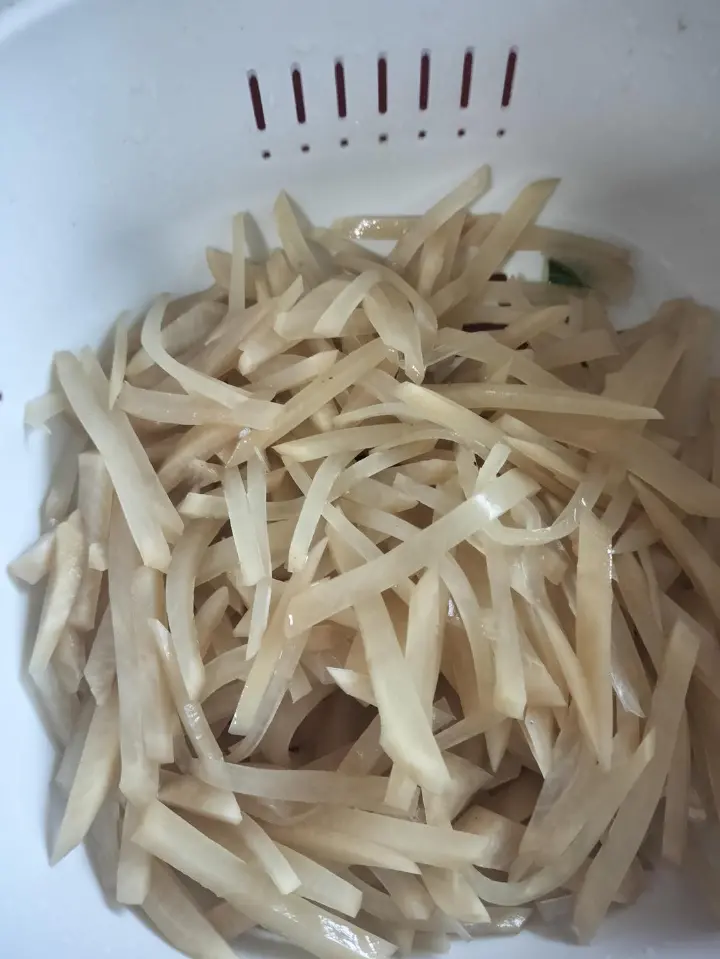 海参炒酸萝卜 第 1 步