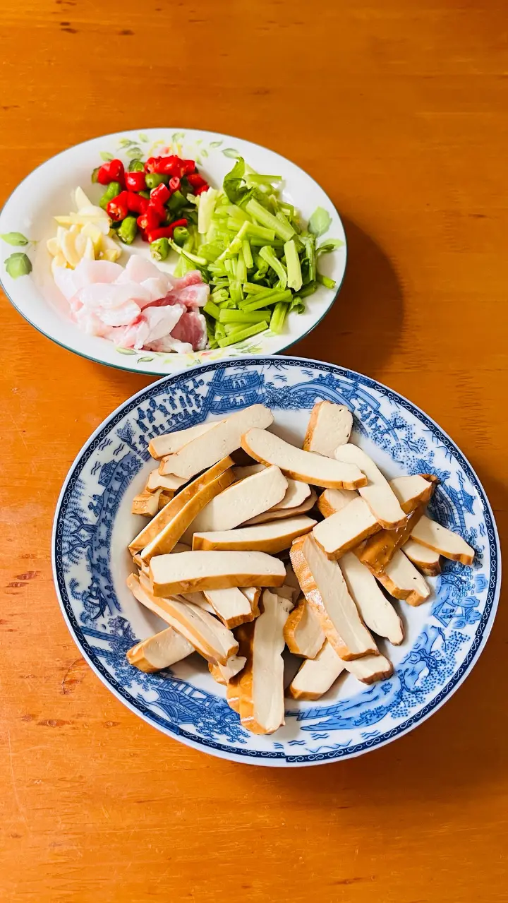 芹菜炒香干 第 1 步