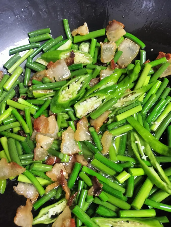 蒜苔炒腊肉 第 5 步