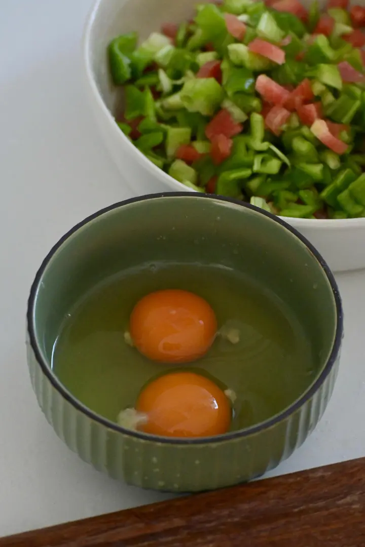 三文鱼鸡蛋炒三色藜麦饭 第 3 步