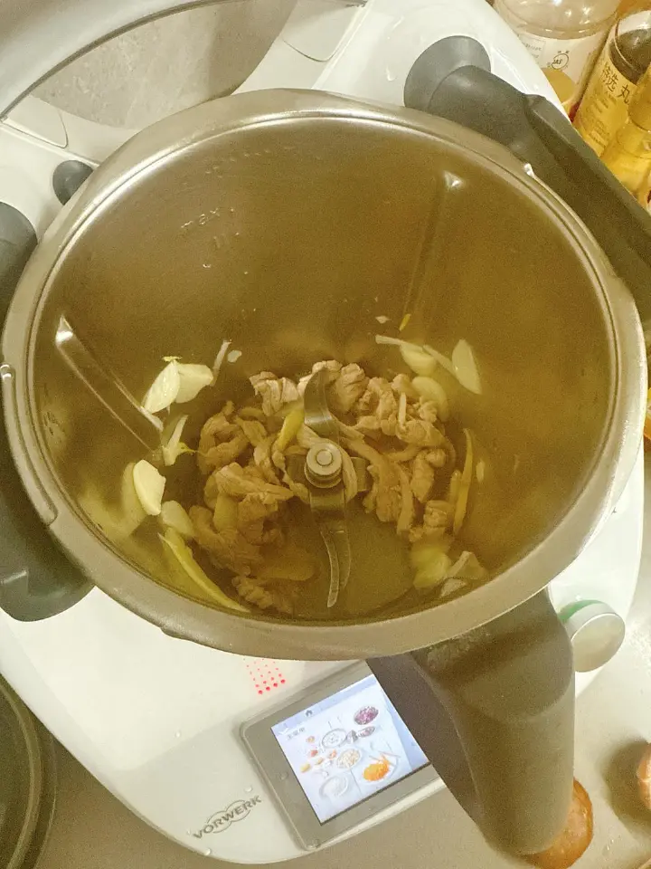 白菜香菇炒肉丝 第 3 步