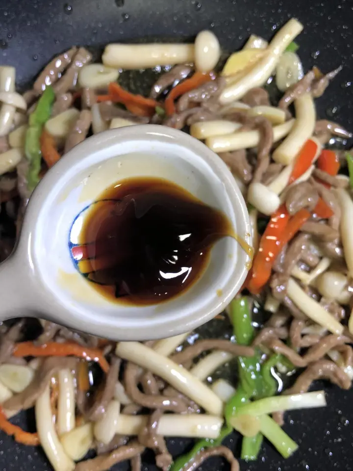 海鲜菇炒肉丝 第 9 步