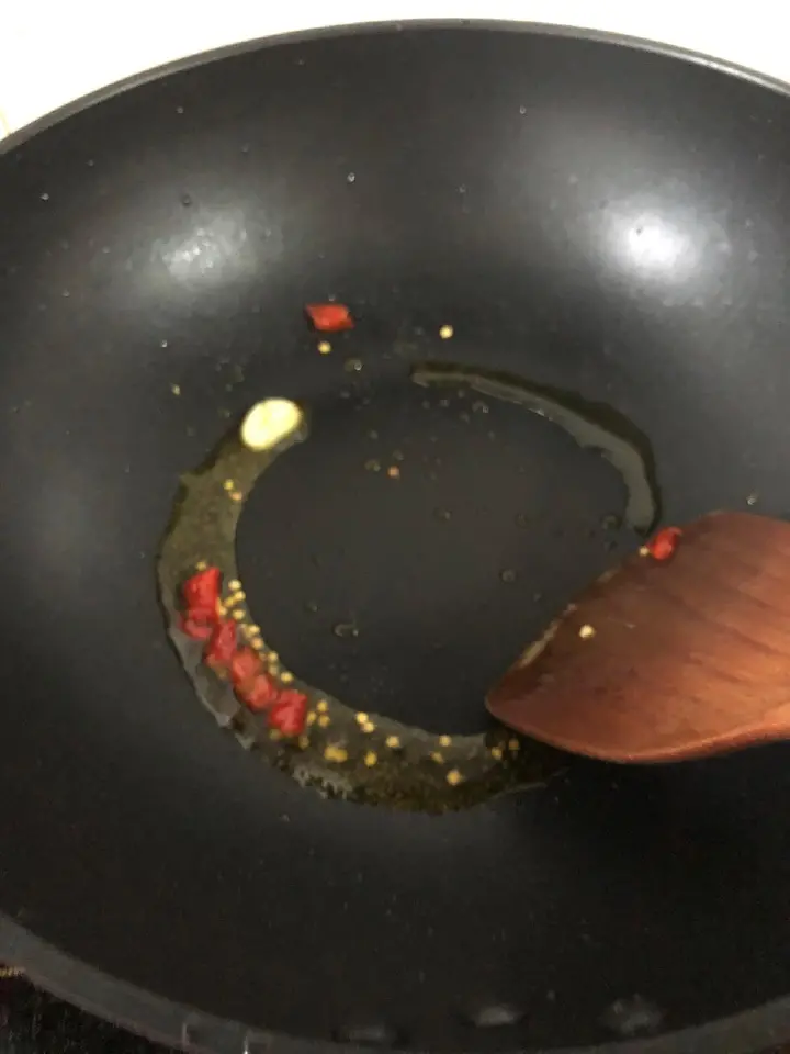 芹菜香干炒肉 第 2 步