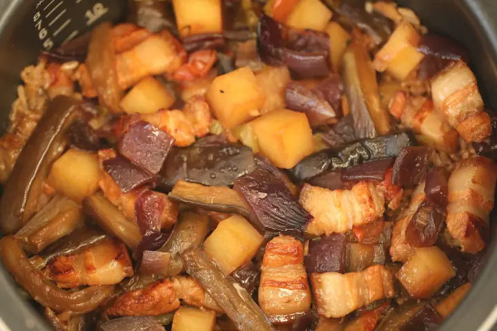 电饭煲茄子烧肉焖饭 第 8 步