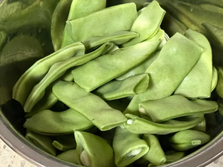 排骨油豆角乱炖 第 2 步