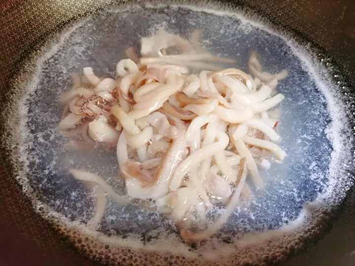 孜然鱿鱼炒蒜薹 第 3 步