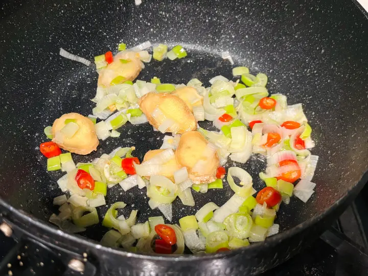 土豆牛腩炖虎皮辣椒 第 4 步