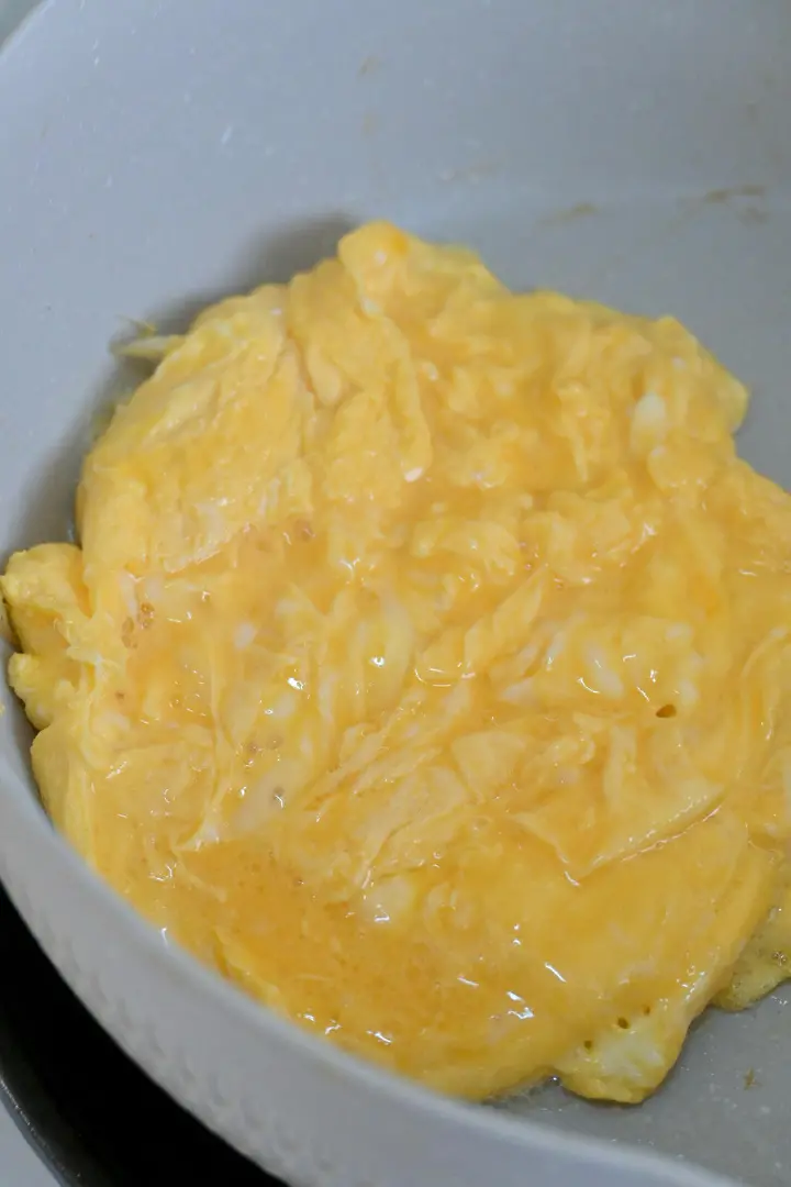 三文鱼鸡蛋炒三色藜麦饭 第 4 步