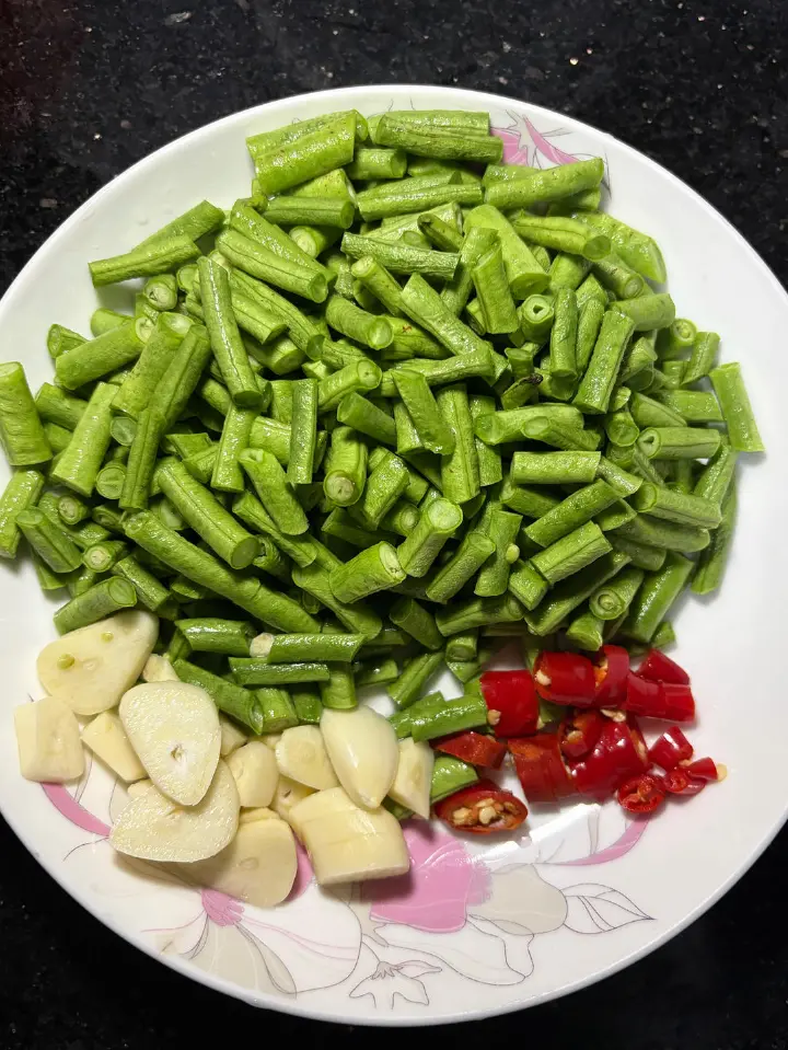肉粒炒豆角 第 1 步