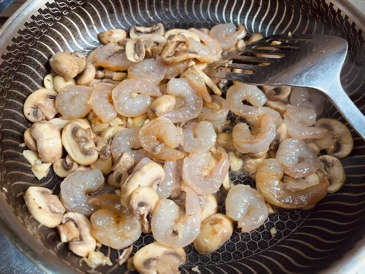 奶油菠菜蘑菇大虾意面 第 11 步