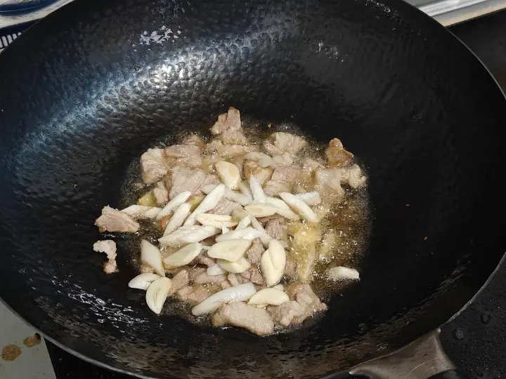 香菇肉片炒西葫芦 第 4 步