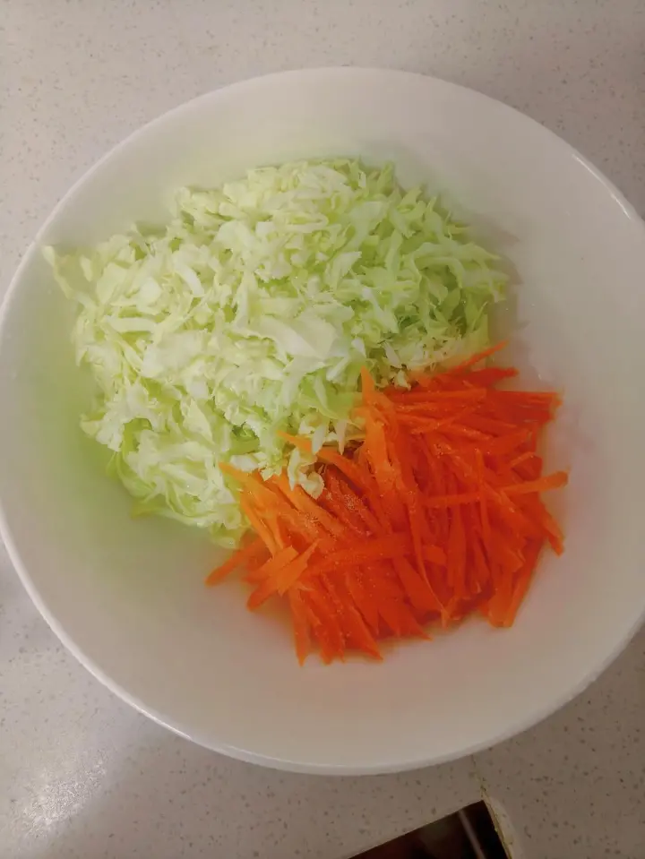 包心菜胡萝卜鸡蛋饼 第 4 步