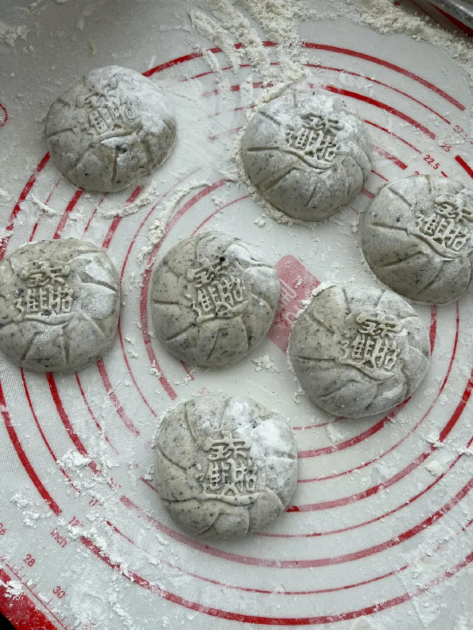 黑芝麻馒头与玉米面馒头成品图