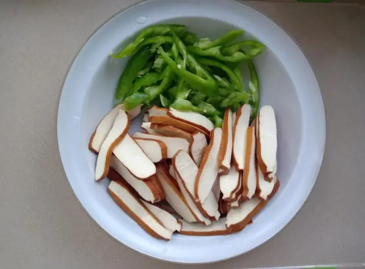 青椒炒豆干 第 1 步