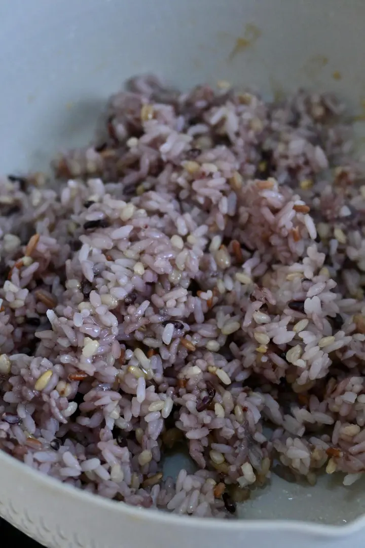 三文鱼鸡蛋炒三色藜麦饭 第 5 步