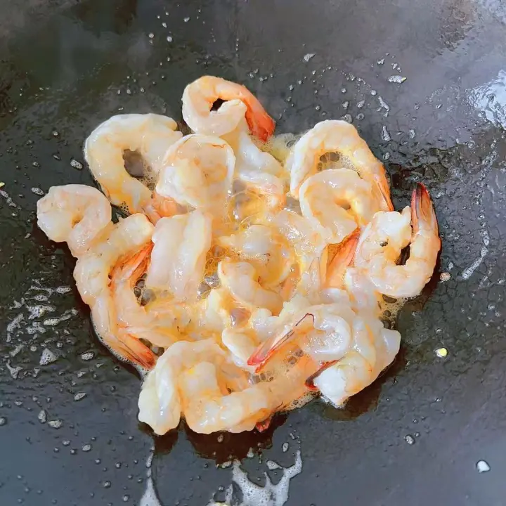 金银蛋炒虾球 第 9 步