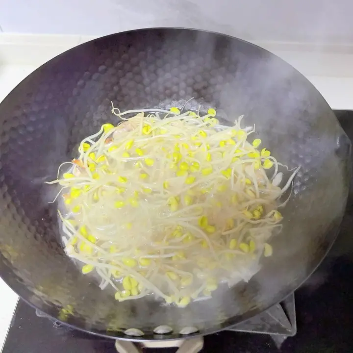 黄豆芽炖粉条 第 3 步