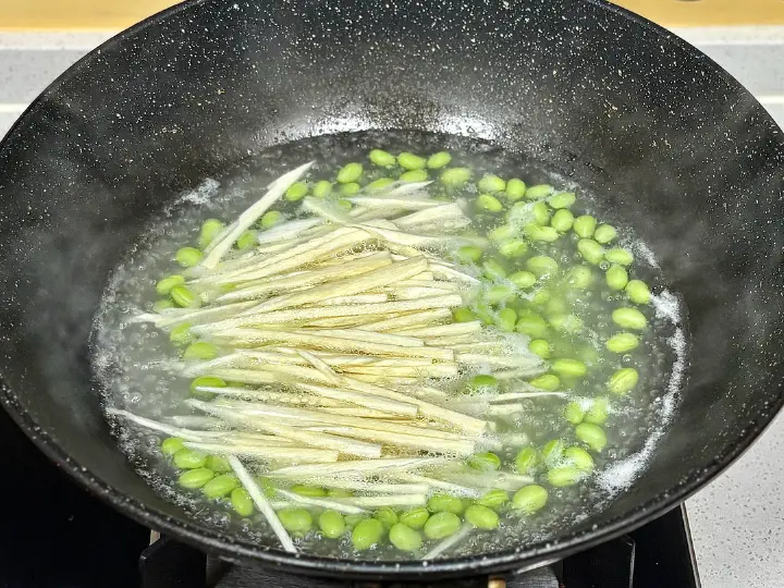 茭白毛豆炒肉丝 第 4 步