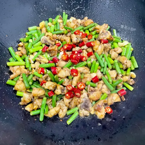 蒜苔炒鸡块