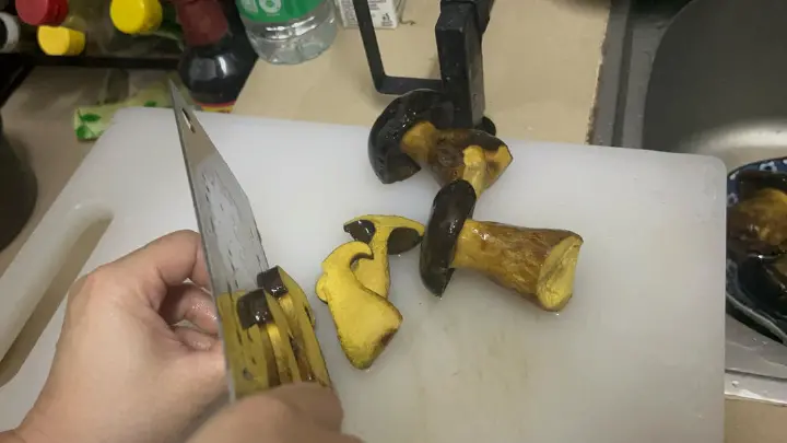 青椒牛肝菌炒腊肉 第 3 步