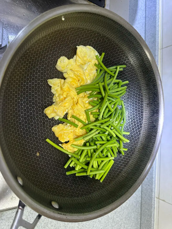 鸡蛋炒蒜薹 第 6 步