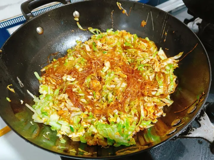粉丝鸡蛋炒包菜 第 4 步