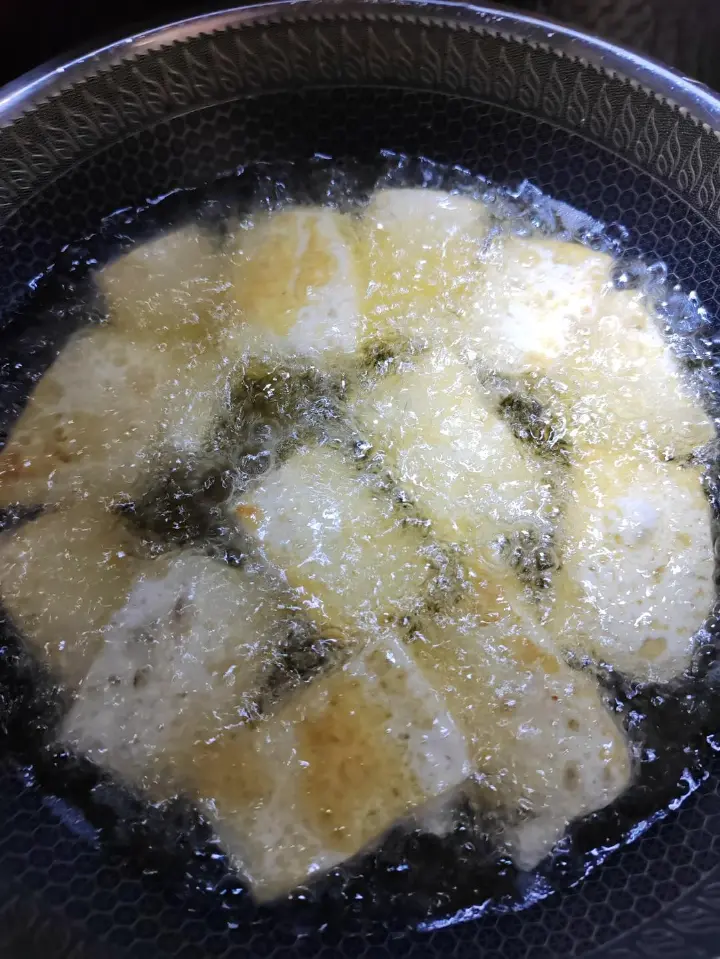 炸豆腐烧蒜苔 第 3 步
