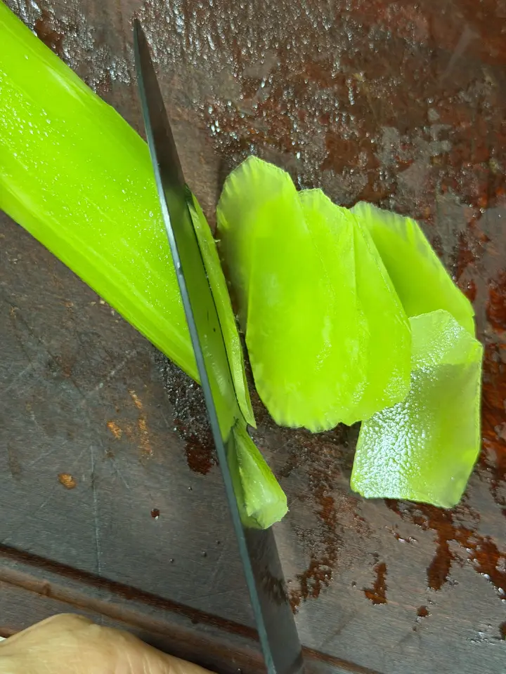 莴笋木耳炒肉片 第 6 步