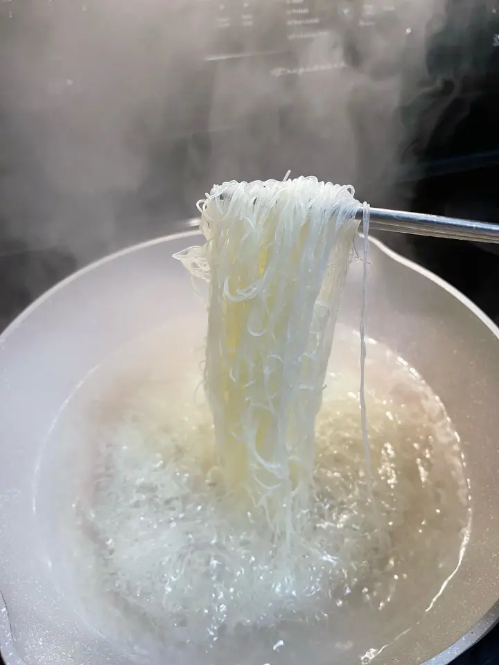 大排档风味韭菜豆芽炒米粉 第 4 步
