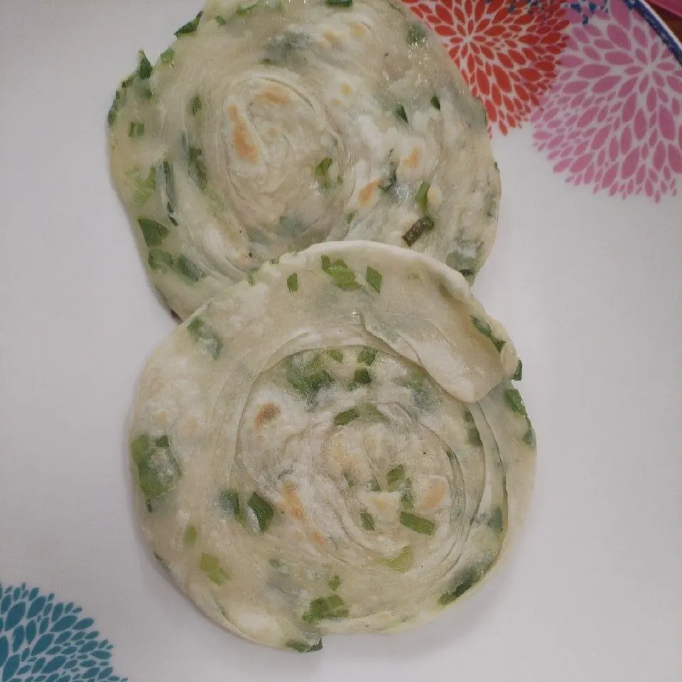 饺子皮葱油饼成品图