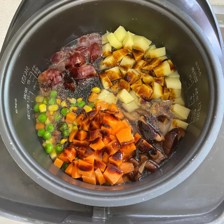 土豆腊肠焖饭 第 8 步