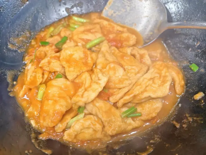 西红柿焖三角豆腐 第 5 步