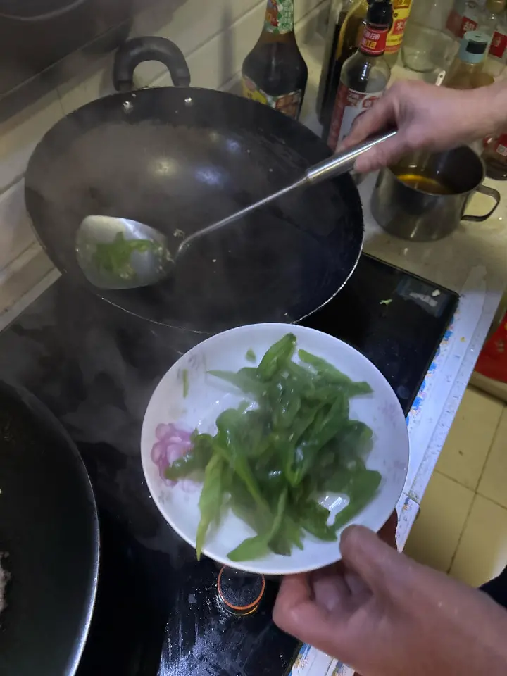 辣椒炒肉 第 2 步