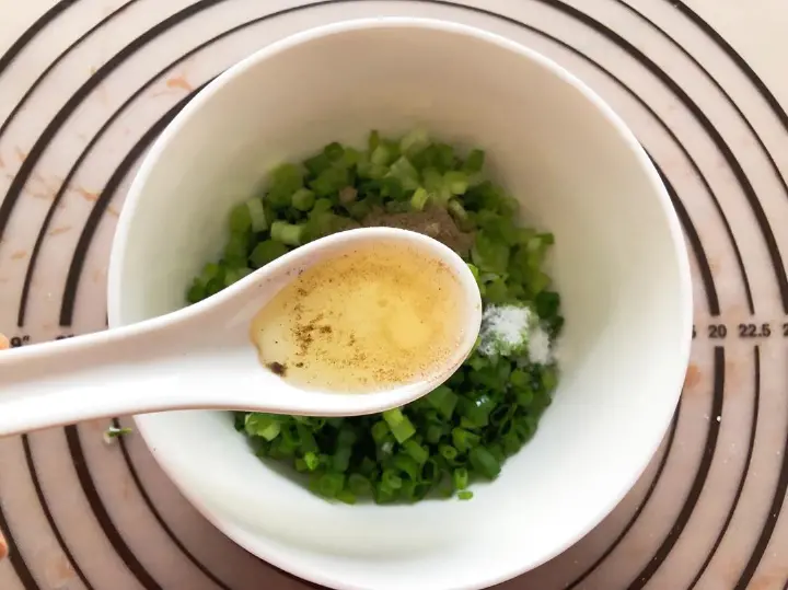 饺子皮葱油饼 第 4 步
