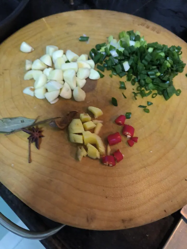酸菜五花肉乱炖 第 3 步
