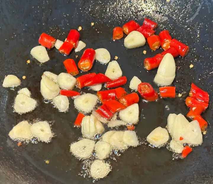 腌菜花毛豆米炒肉丝 第 3 步