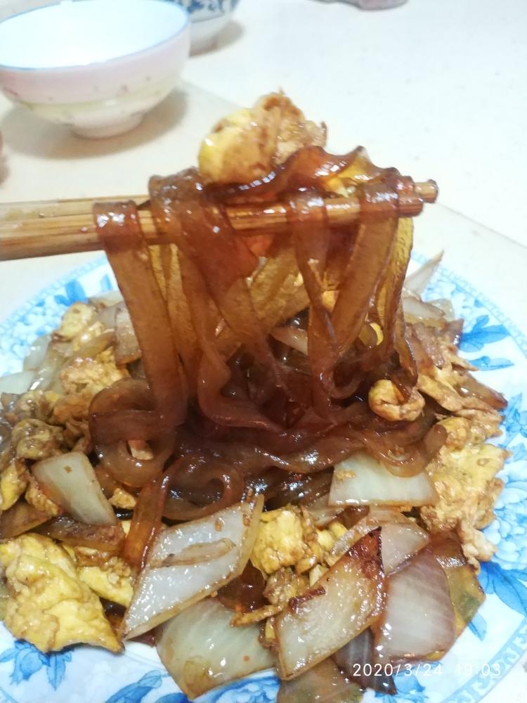 粉条鸡蛋炒洋葱成品图