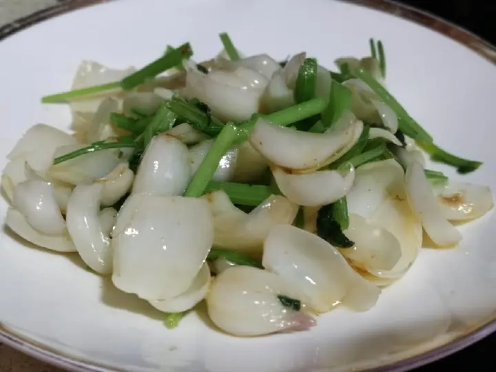 百合芹菜炒玉米粒 第 4 步